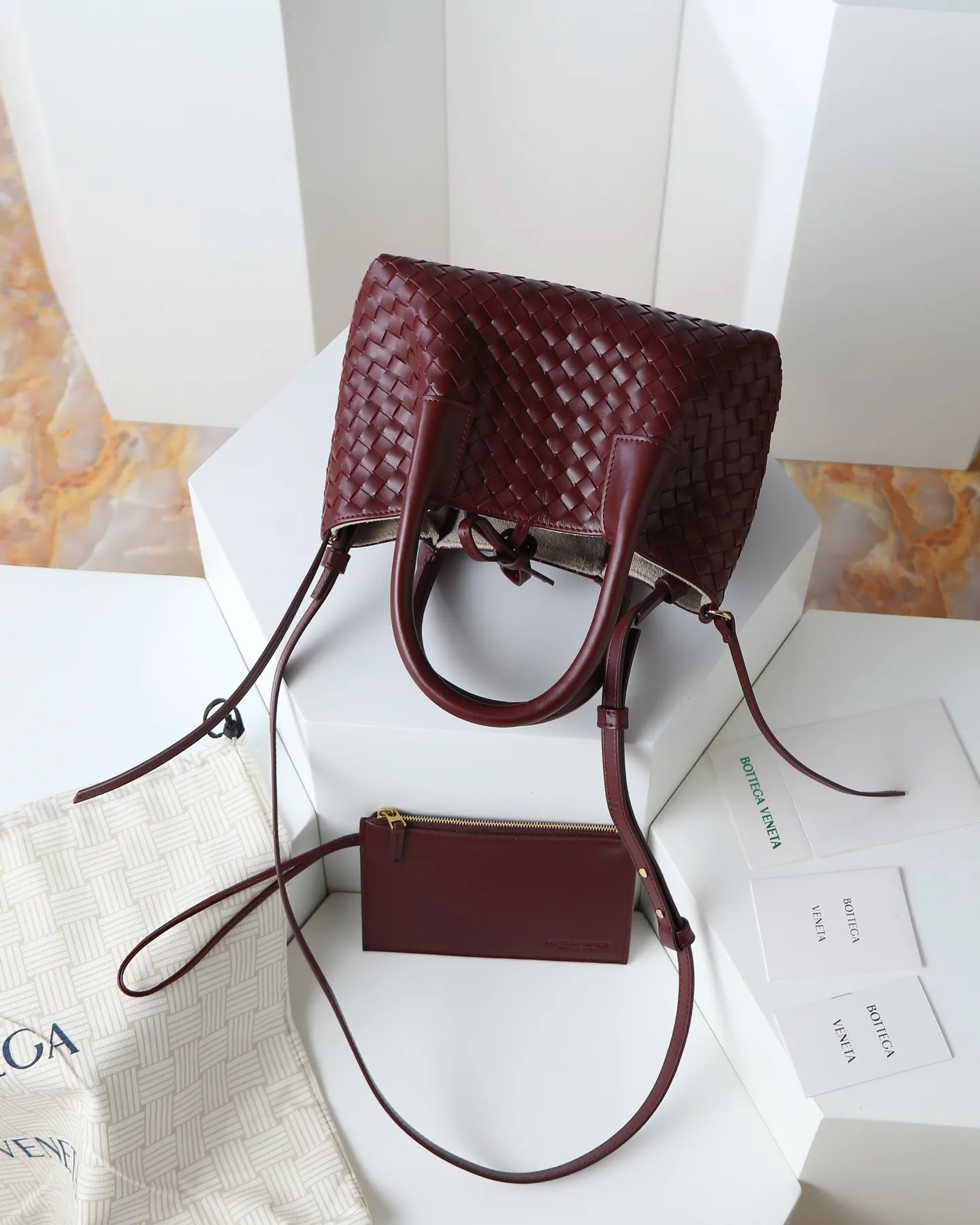 1000. BOTTEGA VENETA's 2025 new product pinacoteca has super soft leather, and the weaving function, practicality and relaxed fashion sense have not been lost ❤️‍🔥Amway is a must-have bag for sisters when going out. The size also accurately meets the commuting needs of urban beauties, and it can fit everything! ! ! 🔥The capacity should not be underestimated~ It doesn’t pick the person, the occasion, or the occasion. With its majestic curved outline, exquisite woven texture, delicate edges and rounded handles, this woven vegetable basket bag truly achieves the goal of “dressing up and being fashionable without getting in the way”~ Are you interested in Jimei? Style number: 819004 Size: 24*15*12cm